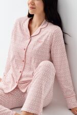 ⁦PC9081-S Pierre Cardin طقم بيجاما بأزرار قطن للنساء⁩ - الصورة ⁦4⁩